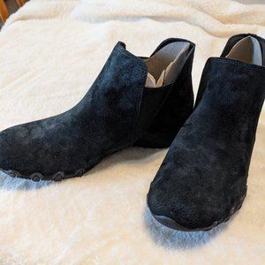 Skechers memory foam comfort black suede booties 8.5